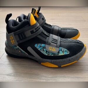 NIKE LEBRON SOLDIER  - 3 (KIDS) Like NEW!